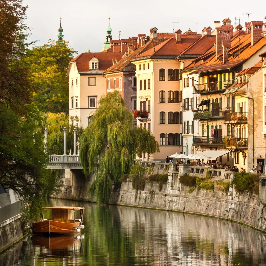 De oude stad ligt aan de oever van de rivier de Ljubljanica.