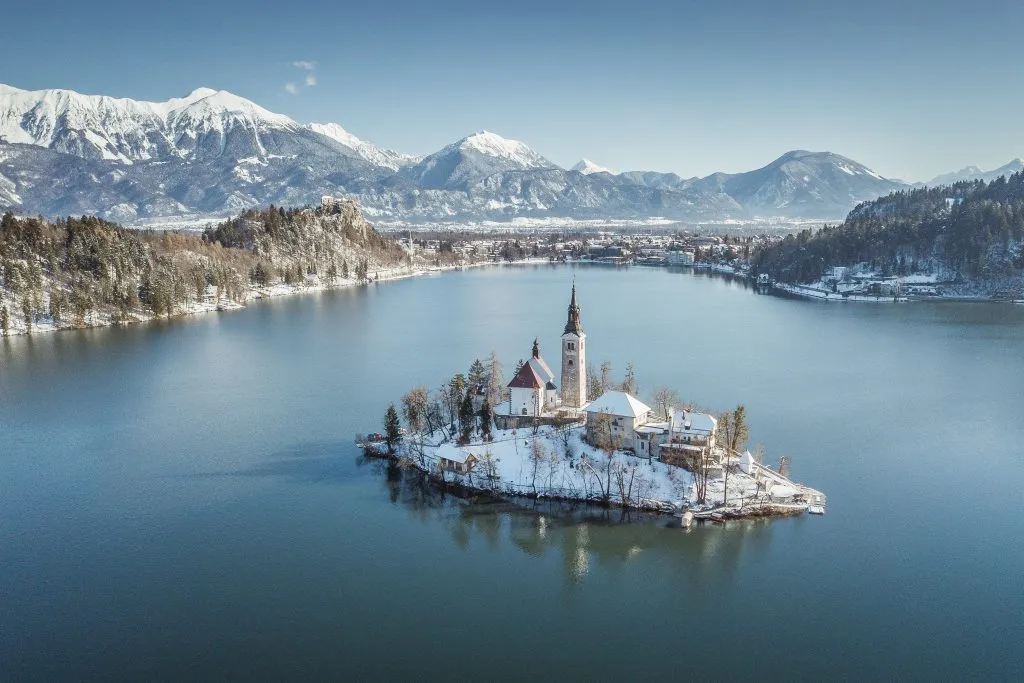 Il lago di Bled con l'isola di Bled in inverno, Slovenia